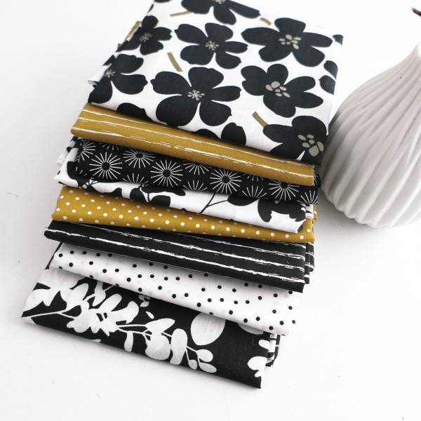 Stoffpaket Baumwolle, 8 x Fat Quarter, Black, White, Mustard, Blüten, Kleckse, Linien,