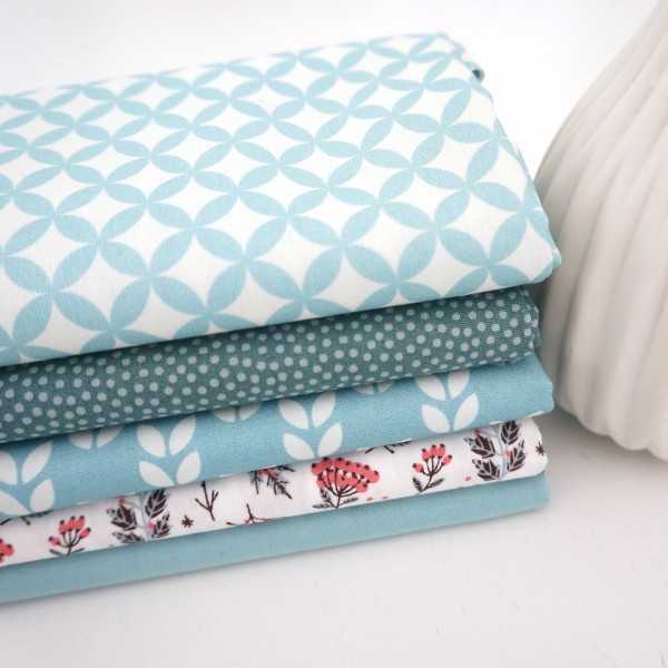 Stoffpaket, Baumwolle, Fat Quarter, Streublumen, Blätter, Hellblau, Weiß