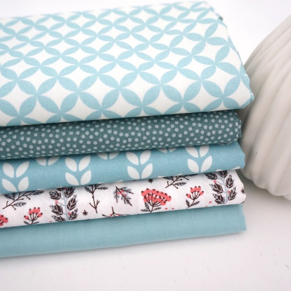 Stoffpaket, Baumwolle, Fat Quarter, Streublumen, Blätter, Hellblau, Weiß