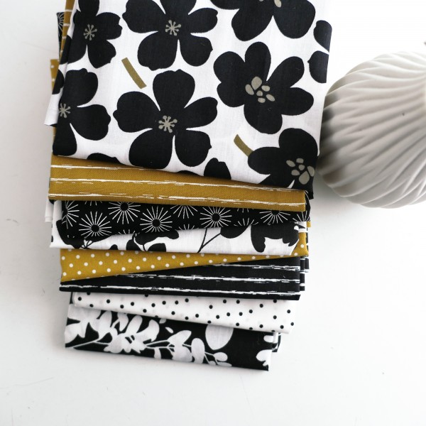 Stoffpaket Baumwolle, 8 x Fat Quarter, Black, White, Mustard, Blüten, Kleckse, Linien,
