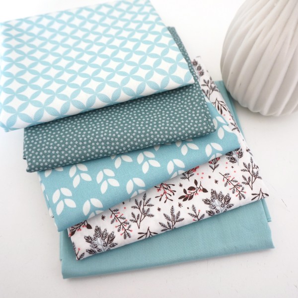 Stoffpaket, Baumwolle, Fat Quarter, Streublumen, Blätter, Hellblau, Weiß