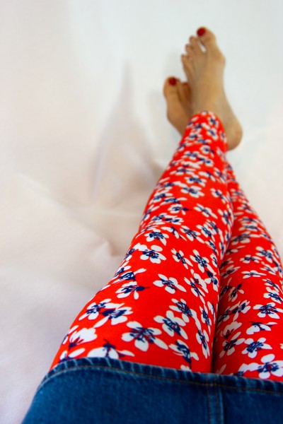 Viskosejersey, Mika, Blüten auf Rot, swafing, Meterware